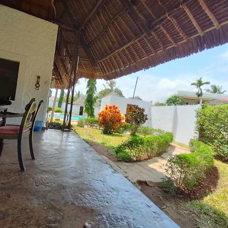 Miwa Holiday Resort Diani Beach Exteriör bild